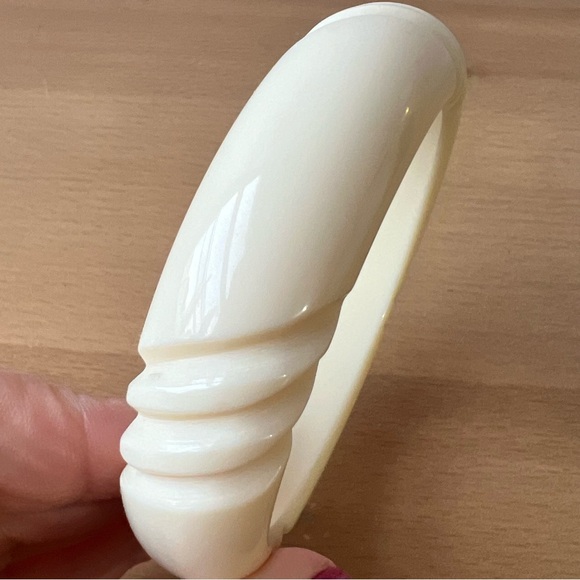 VINTAGE RETRO VANILLA CREAM CARVED CELLULOID PLASTIC WIDE THICK BANGLE BRACELET - Picture 9 of 16